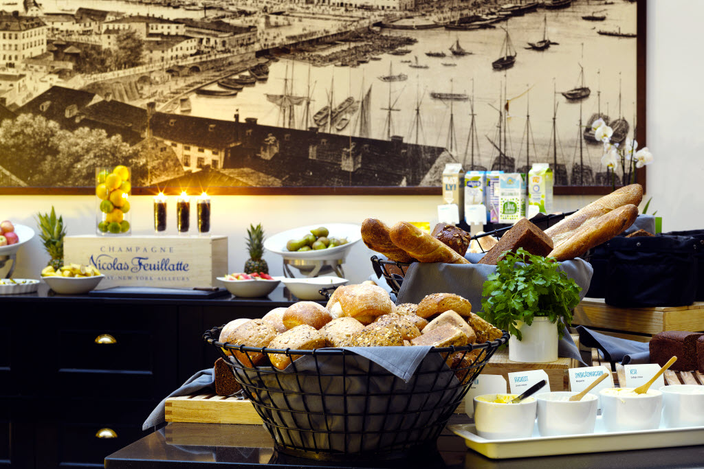 Copyright: Elin Strömberg Frokostbuffet med brød, frukt og juice